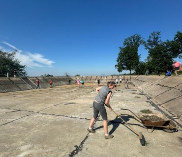 Úklid koupaliště, mytí plátna a laviček v letním kině