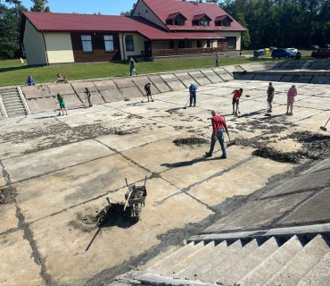 Úklid koupaliště, mytí plátna a laviček v letním kině